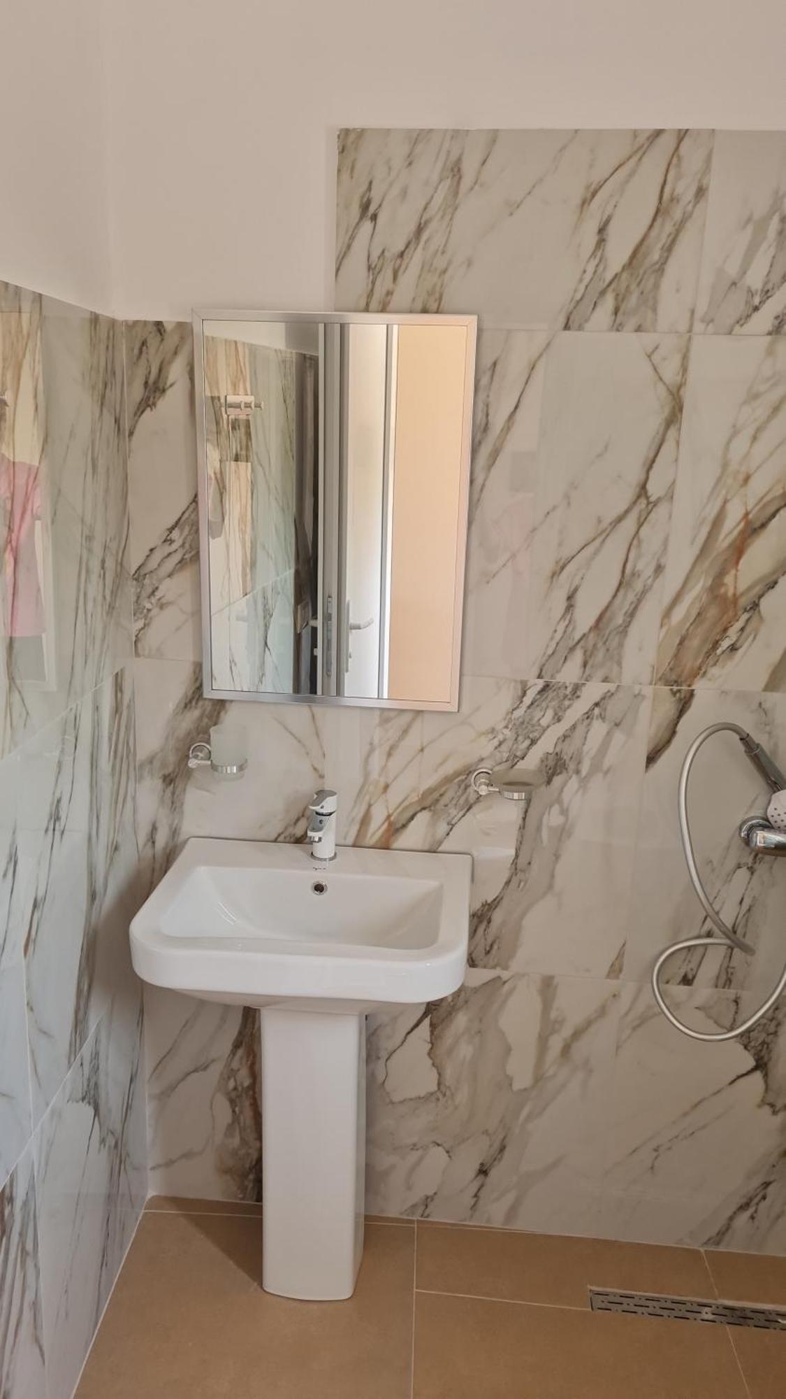 Sol Apartments Gjiri Lalzit Драч Екстериор снимка