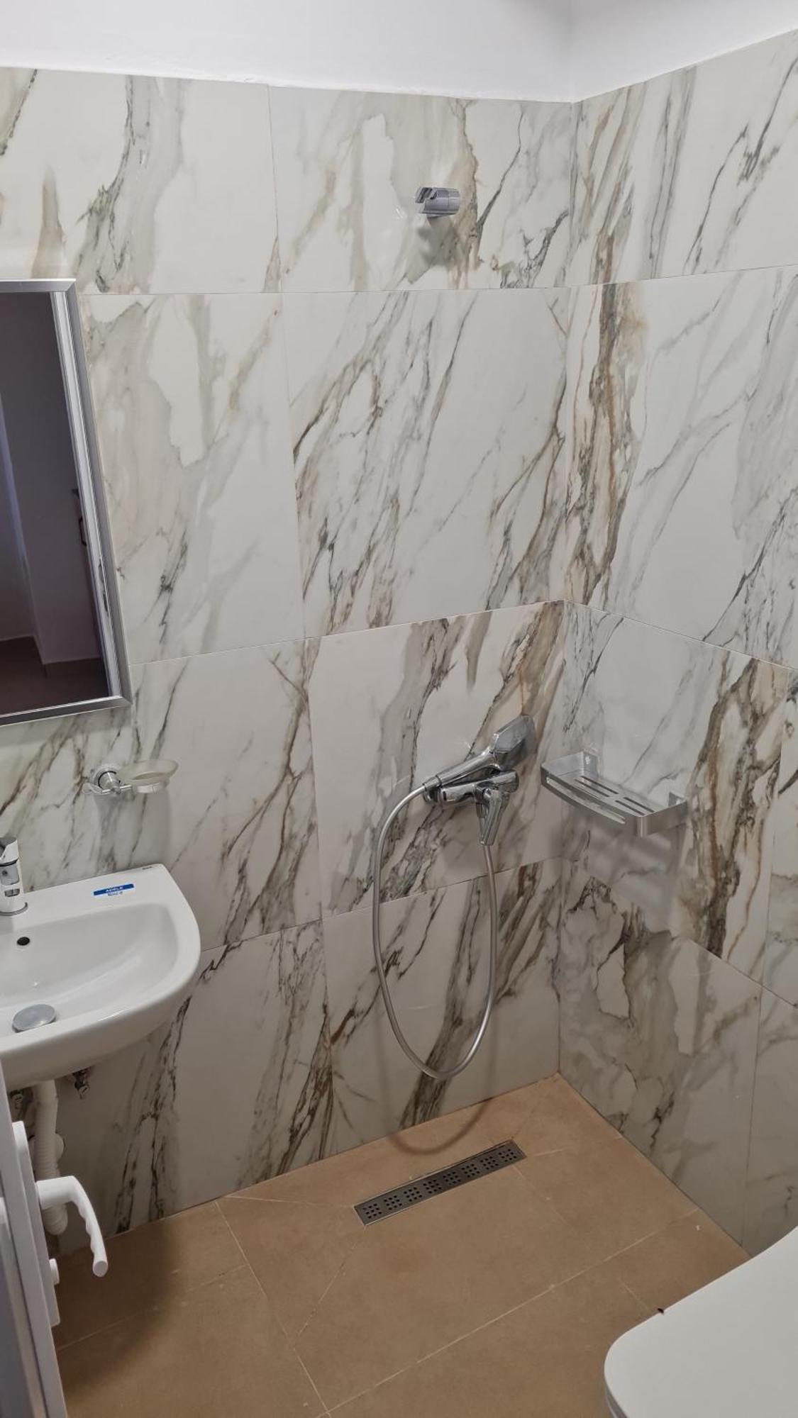 Sol Apartments Gjiri Lalzit Драч Екстериор снимка